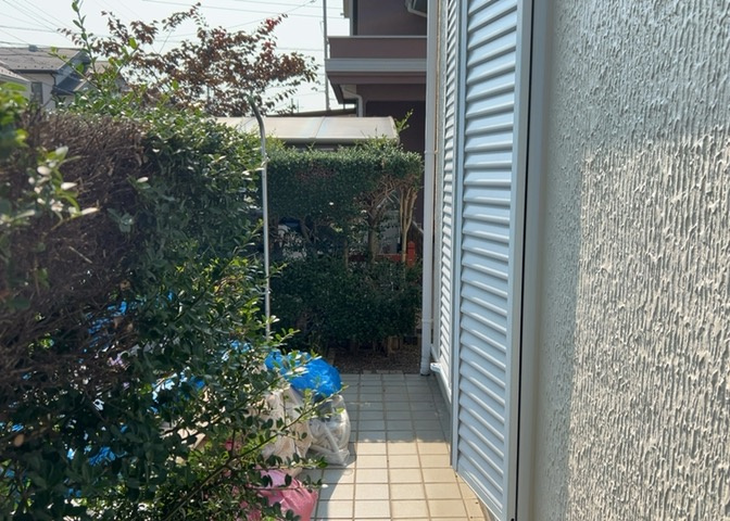 庭があることでガーデニングや家庭菜園はもちろん、こどもの遊び場やペットを放して遊ぶことができます。また、家の周囲に余裕があるということです。隣地との間があれば、十分な日当たりと、風通しが確保できます。