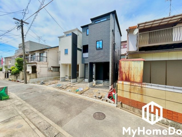 直線的なフォルムが美しい、洗練されたシンプルモダン住宅