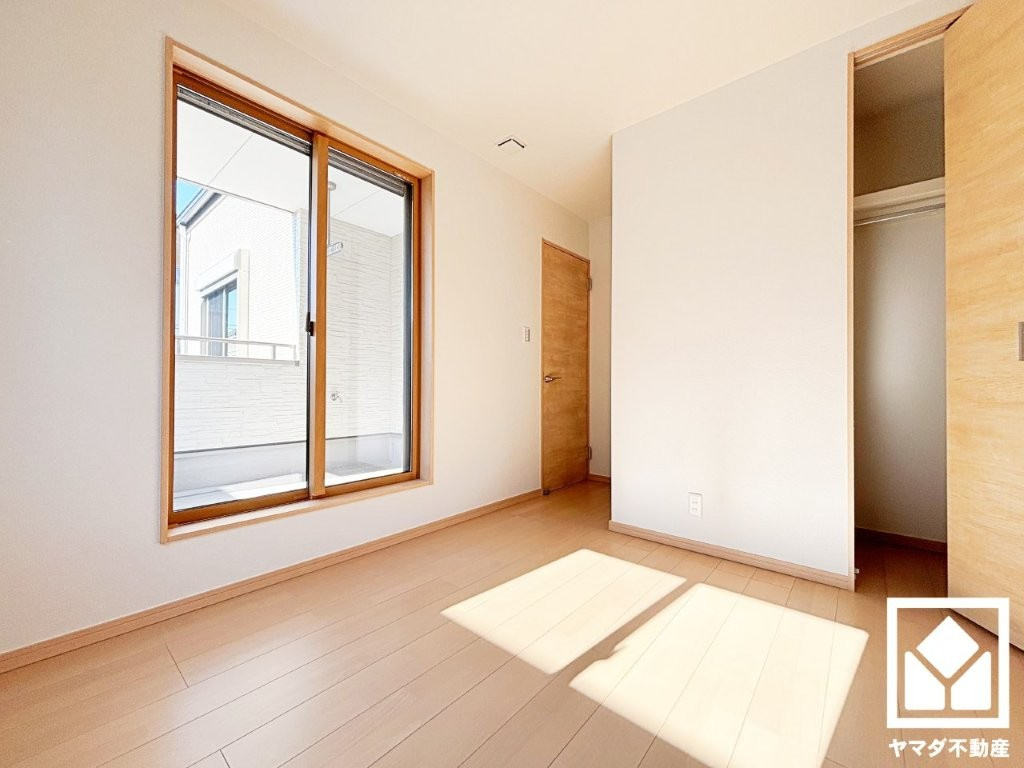 約5.5帖の洋室です。お子様のお部屋などにも丁度良い広さです。