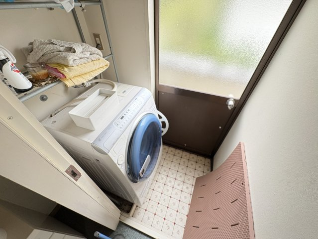 洗濯機置場を備えた脱衣スペースは、コンパクトながら機能的な造りです。水回りがまとまっているため、家事動線がスムーズで効率よく作業が行えます。日々の洗濯や身支度を快適にサポートする実用性の高い空間です。