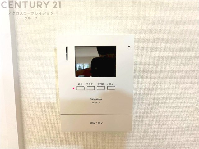 訪問者が来たときにテレビ画面で確認できるため、安心してドアを開けられます。録画機能があるものもあり、留守中に来訪者を記録しておくことができます。利便性が高く、セキュリティ面でも安心です。