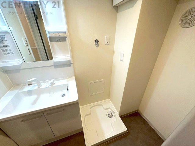 洗濯物の仕分け作業がしやすく、整理整頓が容易になります。洗濯音や湿気を他の部屋に持ち込まず、生活環境を快適に保ちます。上部を活用すれば収納スペースを確保でき洗剤や洗濯用品の整理もしやすくなります。