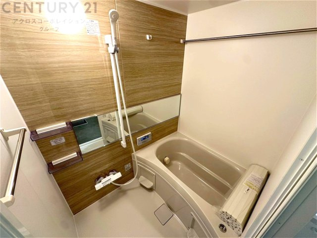 ユニットバスは省スペースでありながら、シンプルな設計と使いやすさを備え、簡便なメンテナンスが可能です。またミラー・小物置き場もあり便利です。