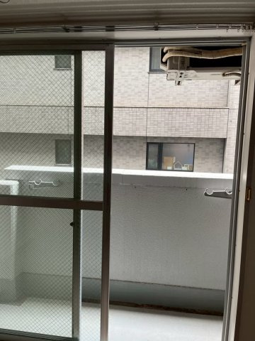 バルコニー　東向きでたいへん静かなお部屋です。窓を開けていても静かです。西向きとはそこが違います。
