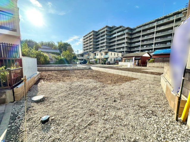 東武伊勢崎線の「独協大学前」駅徒歩約17分です。周辺施設も充実しており、学区の小中学校までどちらも500ｍ圏内です。是非現地ご覧ください♪