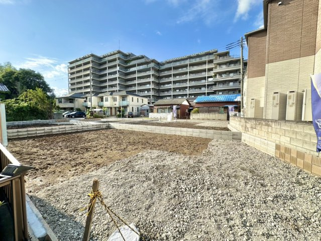 東武伊勢崎線の「独協大学前」駅徒歩約17分です。周辺施設も充実しており、学区の小中学校までどちらも500ｍ圏内です。是非現地ご覧ください♪