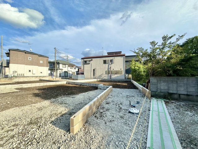 東武伊勢崎線の「独協大学前」駅徒歩約17分です。周辺施設も充実しており、学区の小中学校までどちらも500ｍ圏内です。是非現地ご覧ください♪