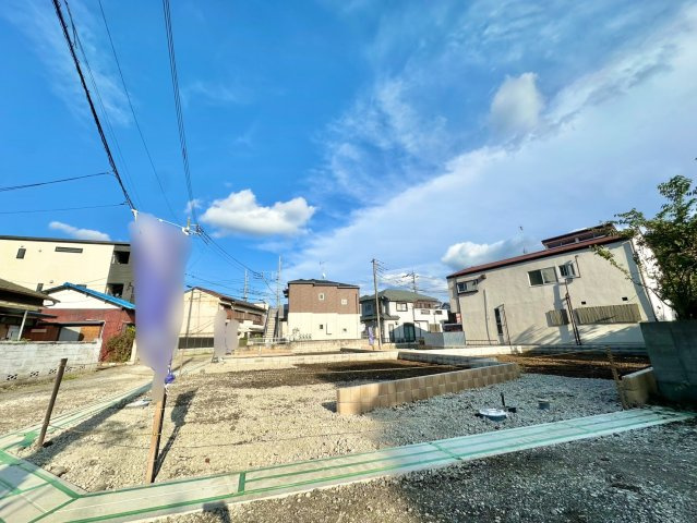 東武伊勢崎線の「独協大学前」駅徒歩約17分です。周辺施設も充実しており、学区の小中学校までどちらも500ｍ圏内です。是非現地ご覧ください♪