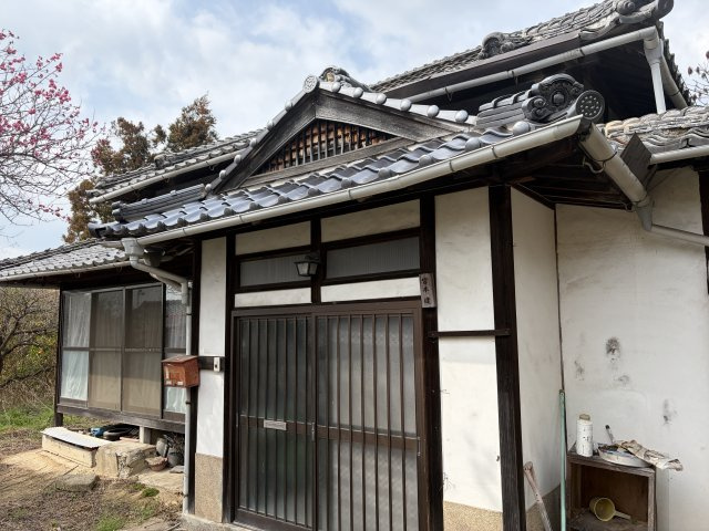 引き戸タイプの玄関。段差を抑えたフラットな入り口です。