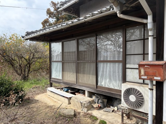 縁側沿いの掃き出し窓。日差しを取り込みやすい設計です。
