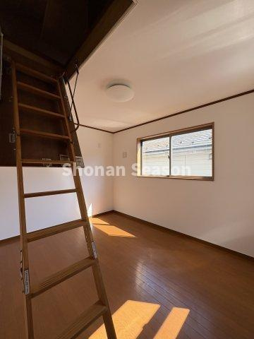 6帖の洋室には、小屋根裏収納庫も備わり収納充実◎明るい陽光差し込みます。