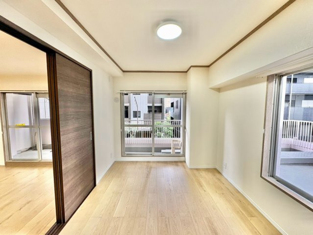 引き戸で仕切って個室としても、開けて開放的にも使える間取りです