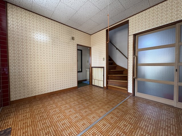 広さのあるダイニングは、キッチンと隣接しており使い勝手の良い配置です。テーブルや家具の配置もしやすく、ご家族での食事や団らんの時間をゆったり過ごせます。階段や各居室への動線もスムーズです。
