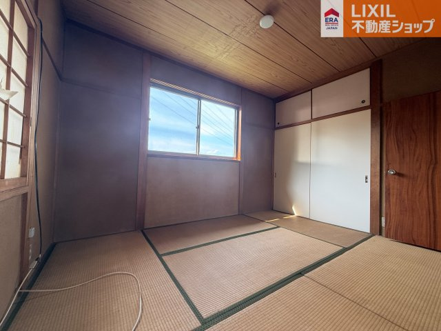 畳の上でゆっくりとくつろげる和室です