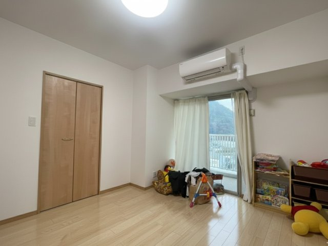 ゆとりある広さを確保した主寝室におすすめの洋室。ベッドを置いても動線に余裕があり、落ち着いた時間を過ごせます。ウォークインクローゼット付きで衣類や季節物もすっきり収納でき、空間を広く使えますよ。