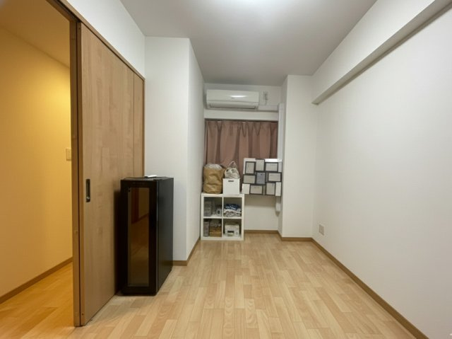 採光が確保された、使い勝手の良い洋室。お子様の個室や在宅ワーク用の書斎、来客用の個室としても活躍します。リビングから程よい距離感があり、生活音を気にせず集中できる落ち着いた一室です。