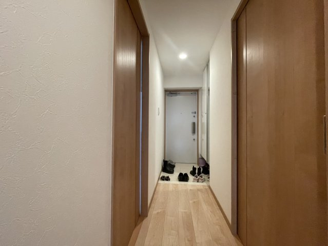 奥行きのある玄関は、家族分の靴を置いてもすっきりとした印象。廊下まで視線が抜け、住戸全体に広がりを感じられます。来客時にも生活感が出にくく、上質で落ち着いた第一印象を与える玄関空間です。