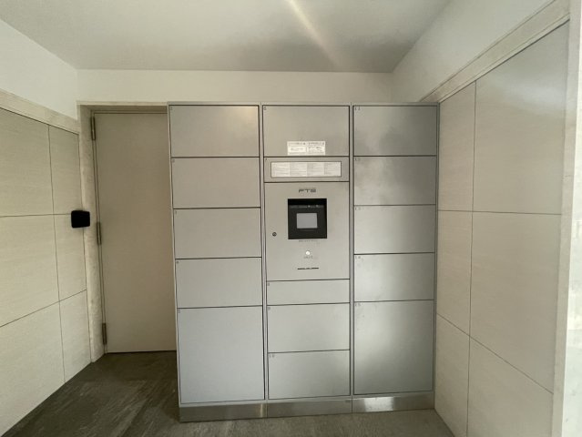 不在時でも荷物を受け取れる便利な宅配ボックスを設置。再配達の手間が減り、共働き世帯や外出の多い方にも嬉しい設備です。操作しやすく管理もしっかりしており、日々の暮らしを快適にサポートします。