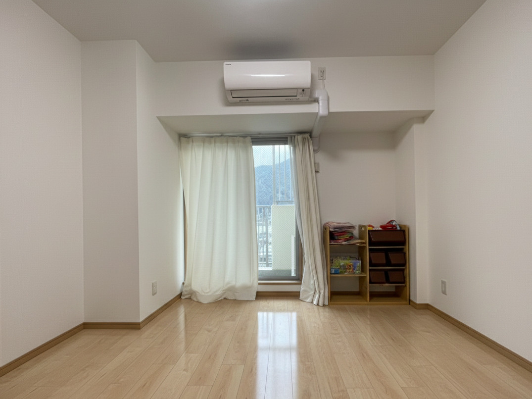 バルコニーに面した明るい洋室で、自然光が心地よく差し込みます。子ども部屋や書斎、趣味の部屋など多用途に対応できる使いやすい広さ。エアコン設置済みで、季節を問わず快適にお過ごしいただけます。