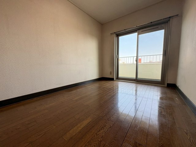 南面バルコニーに面する洋室約5帖