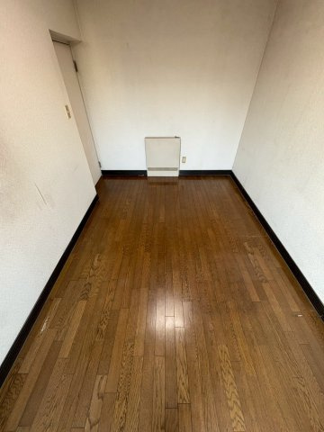 家具配置がしやすいシンプルな洋室約5帖