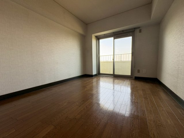 北面バルコニーに面する洋室約5帖