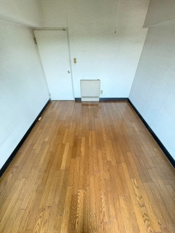 家具配置がしやすいシンプルな洋室約5帖