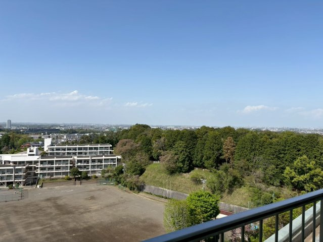 洋室約5.5帖に面する北側バルコニーの眺望、目の前は中学校、その先遠くまで見渡せる眺望です