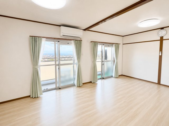 南側バルコニーに面するリビングです。　気持ちの良い陽の光と風が安らぐ空間を作ってくれます。　（CG加工による家具消しを行っております。）
