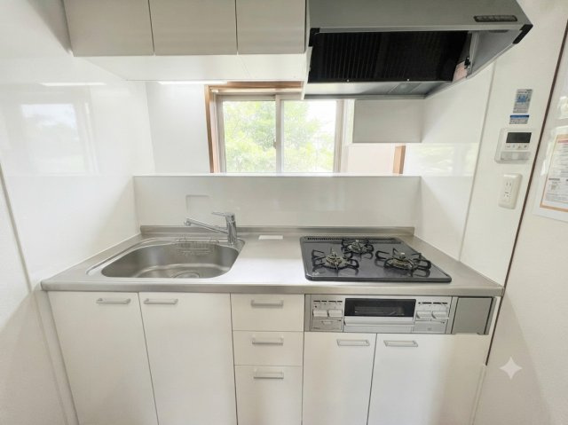 お料理がはかどる3口コンロです　シングルレバー水栓で温度や水量の調節も片手でラクラクです。正面の小窓からは心地よい光が入り、手元を明るく照らしてくれます。　（CG加工による家具消しを行っております。）