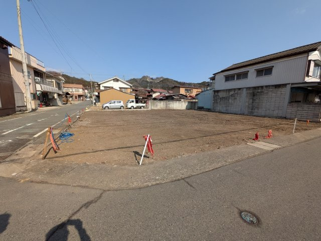 陽当たり良好な角地で開放感たっぷり！周囲の山並みを望む落ち着いた住環境で憧れの暮らしを始めませんか。