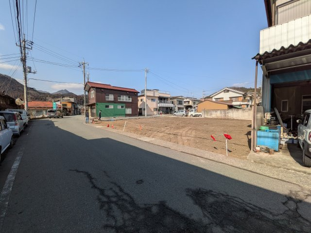 緑の山並みを望む閑静な環境！建築条件なしで約98坪の広々とした敷地。陽当たり良好な角地で憧れのマイホームづくりを！