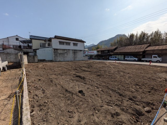建築条件なし！更地でお好きなプランを。約90坪超の敷地、陽当たりも良好です。