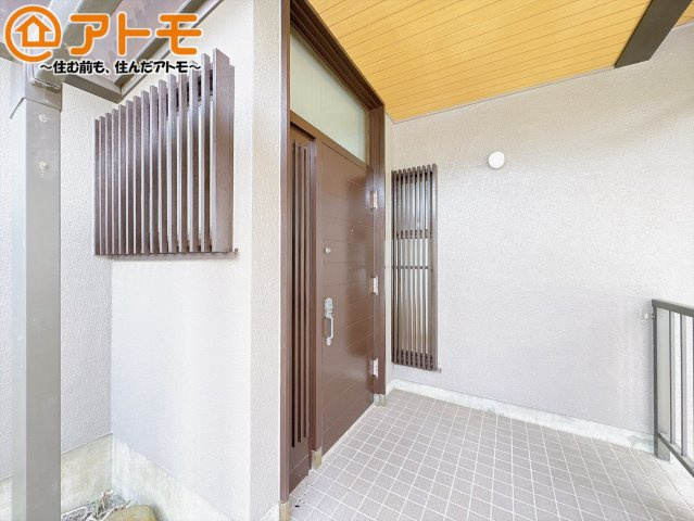 落ち着いた色合いの玄関はダブルロックで防犯性に優れた仕様になっています♪