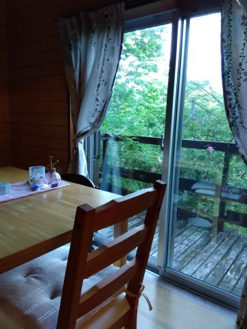大きな窓があるので部屋にやわらかな陽光が注ぎます。自然を感じながら食事がとれますね。