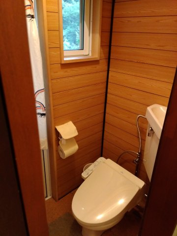 トイレには窓があり明るい室内です。木目調のぬくもりのある雰囲気になっています。