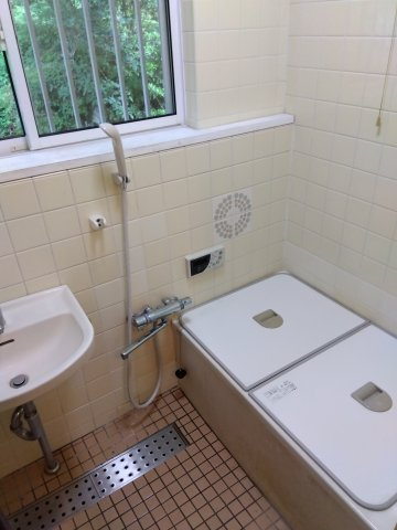 窓があるので明るい室内です。タイルが白いので広く感じます。