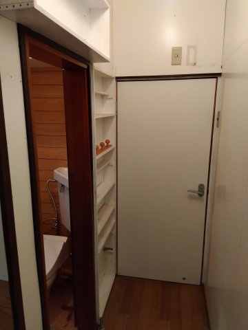 水回りが集中しているので効率の良い家事動線が確保出来ます。壁に備え付けの収納があります。