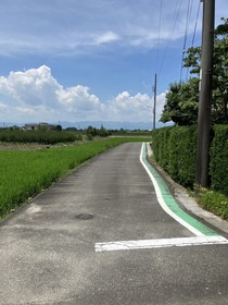 前面道路含む現地写真です