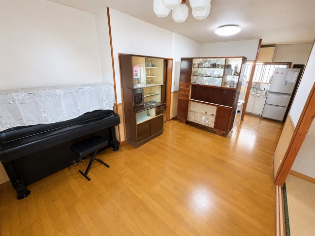 13．5帖　ＬＤＫ　南西向きで陽当たり良好　※加工で一部物を削除しています。実際とは多少異なります。