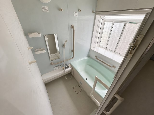 落ち着いた雰囲気のバスルーム　※加工で一部物を削除しています。実際とは多少異なります。