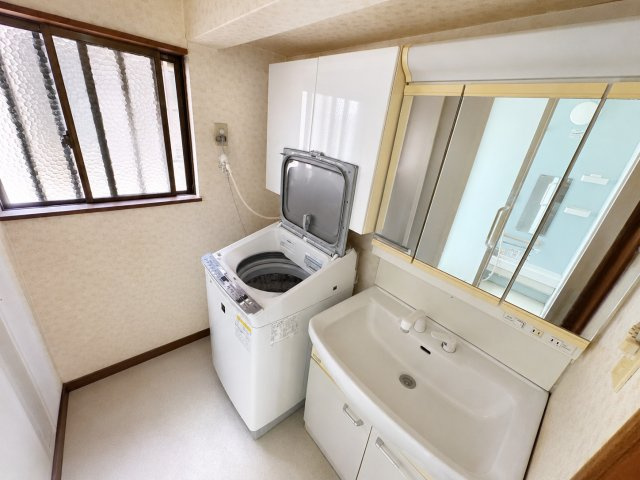 三面鏡独立洗面台　※加工で一部物を削除しています。実際とは多少異なります。
