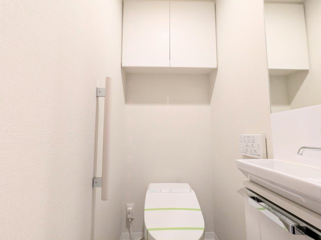 ～手洗器ならびに吊戸棚付きのトイレ写真～　消耗品等の収納が可能で便利です！