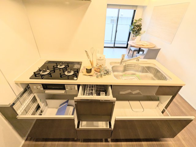 ～食器洗浄乾燥機付のシステムキッチン写真～　日々の洗い物の負担が軽減されます！