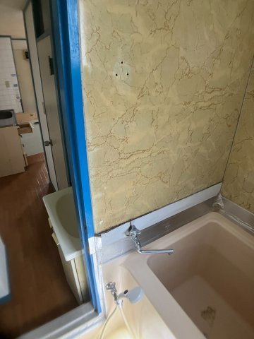 シンプルな仕様の浴室