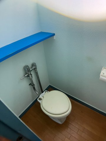 上部に小物の整理に便利な棚板が設置されています。