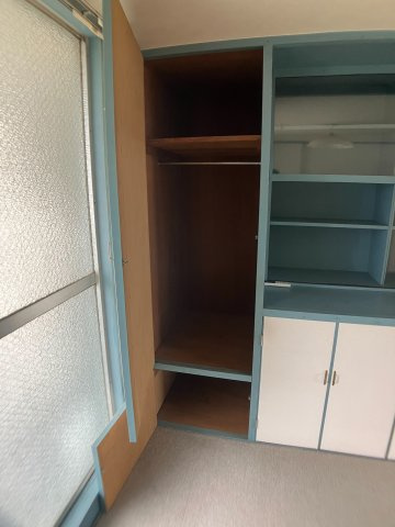 ハンガーパイプ付きで、衣類を掛けたまま保管できます。