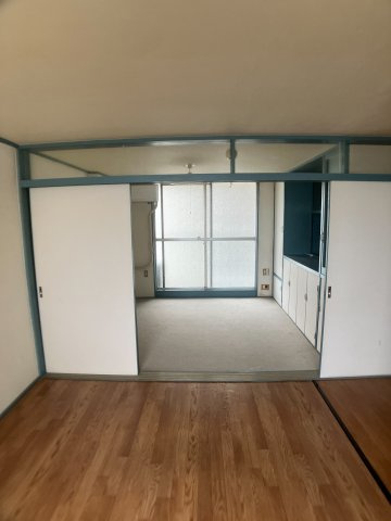 引き戸を開放することで、隣室と一体の空間として利用可能です。