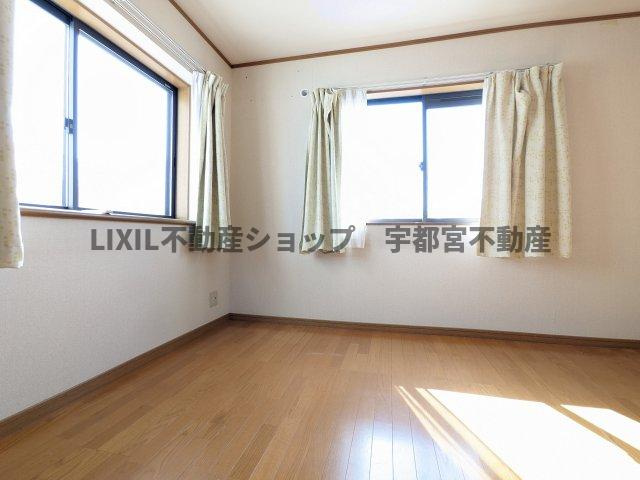 現地写真：二面採光の明るい洋室です！