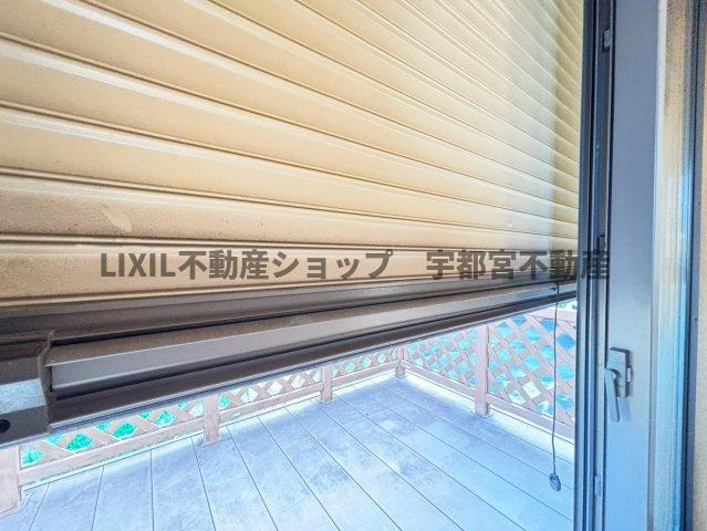 現地写真：リビングには長期お出かけの際にも安心のシャッター付き